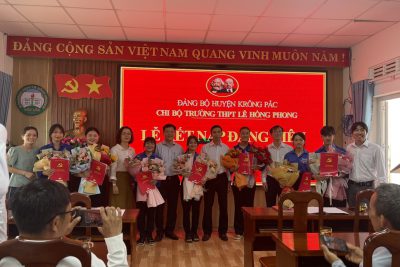 LỄ KẾT NẠP ĐẢNG VIÊN MỚI CHO ĐOÀN VIÊN HỌC SINH ƯU TÚ